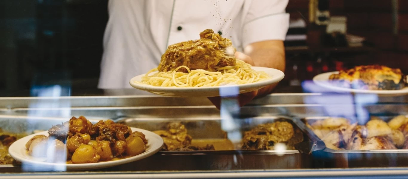 Τι άλλο θα κάνουν για να εμβολιαστεί ο κόσμος - Ταβέρνας στην Σερβία κερνάει φαγητό